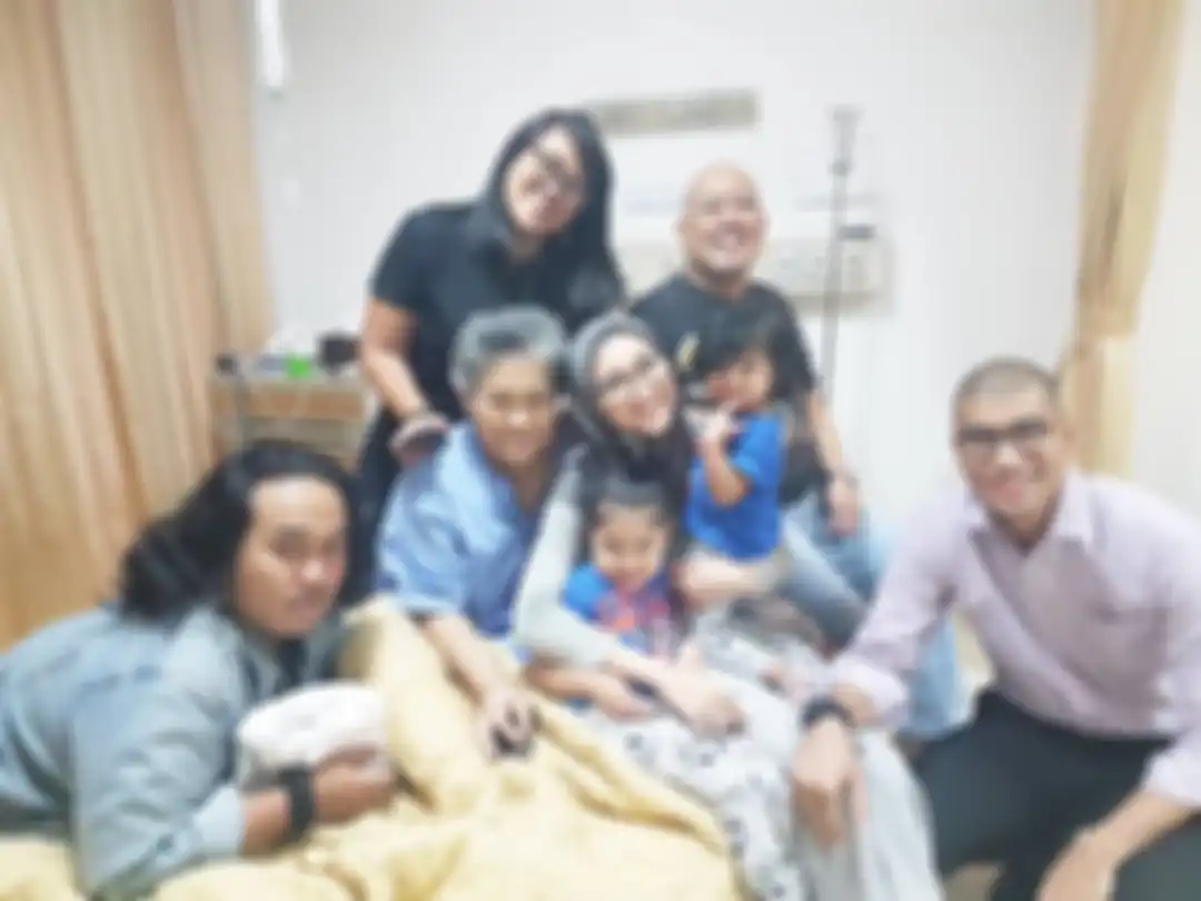 Kerinduan anak-anak Indro Warkop terhadap kepergian ibunda tercinta tampak dari foto unggahan mereka di Instagram.