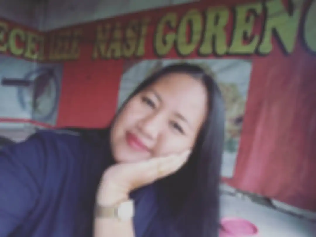 Foto tampang asisten rumah tangga (ART) ibunda Nirina Zubir yang bernama Riri Khasmita digeruduk netizen di media sosial.