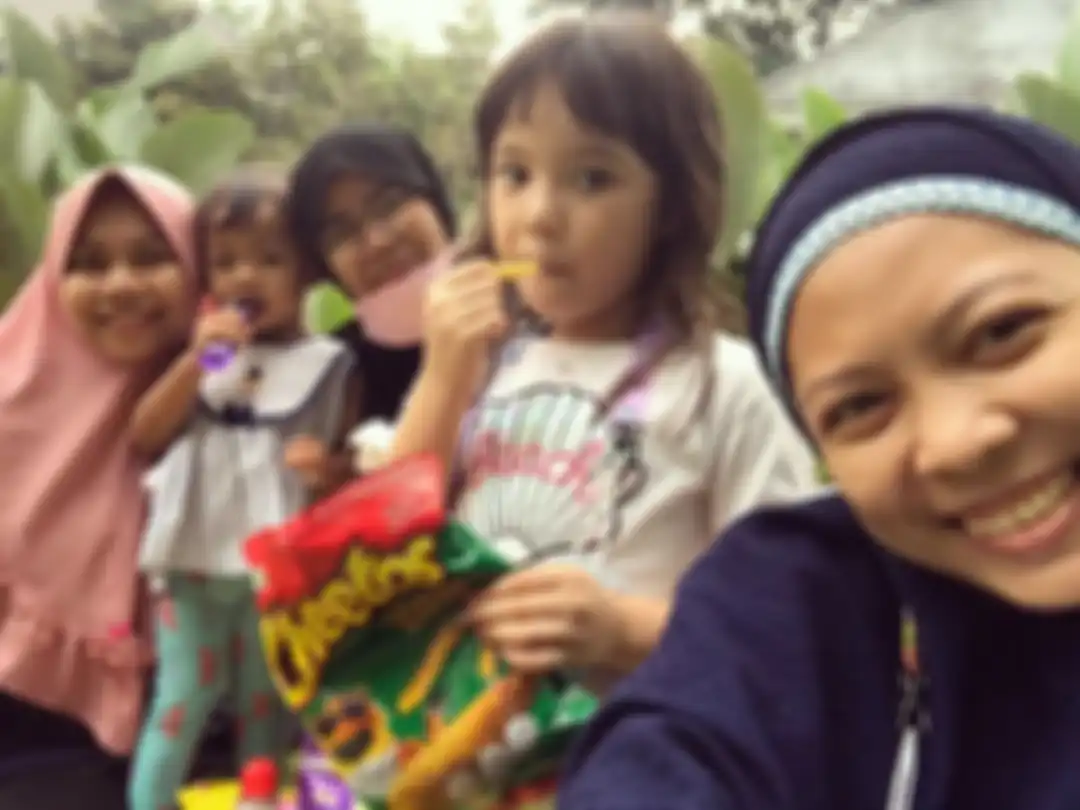 Foto Gisella Anastasia atau Gisel yang terlihat gembira saat reuni dengan mantan pengasuh Gempi sudah bikin gemas netizen di media sosial.