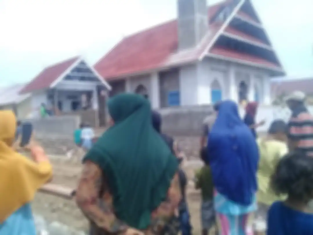 Foto atap masjid di Bima dibongkar warga  viral di media sosial, arsitek ikut berkomenta. Ada kesalahan fatal dari pembuatnya