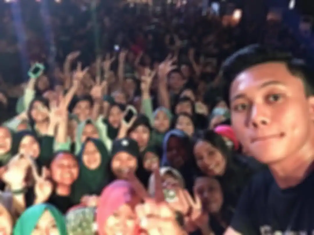 Rizky Febian mengaku sudah lolos terkait uang saweran Rp 400 juta dari Doni Salmnanan. Ayahnya, Sule komentari foto prewedding. 