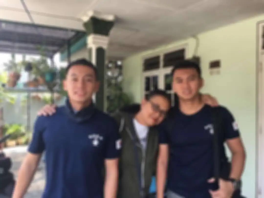 Lettu Laut (P) Judistira Eka Permady pilot pesawat TNI AL yang gugur meninggalkan istri yang sedang hamil tua. Foto keluarganya beredar. 