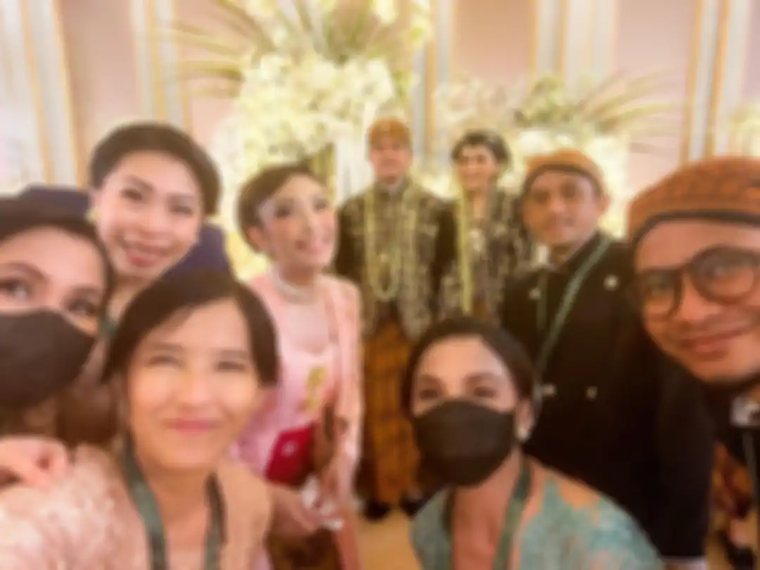 Ayu Dewi di pernikahan Kaesang dan Erina Gudono