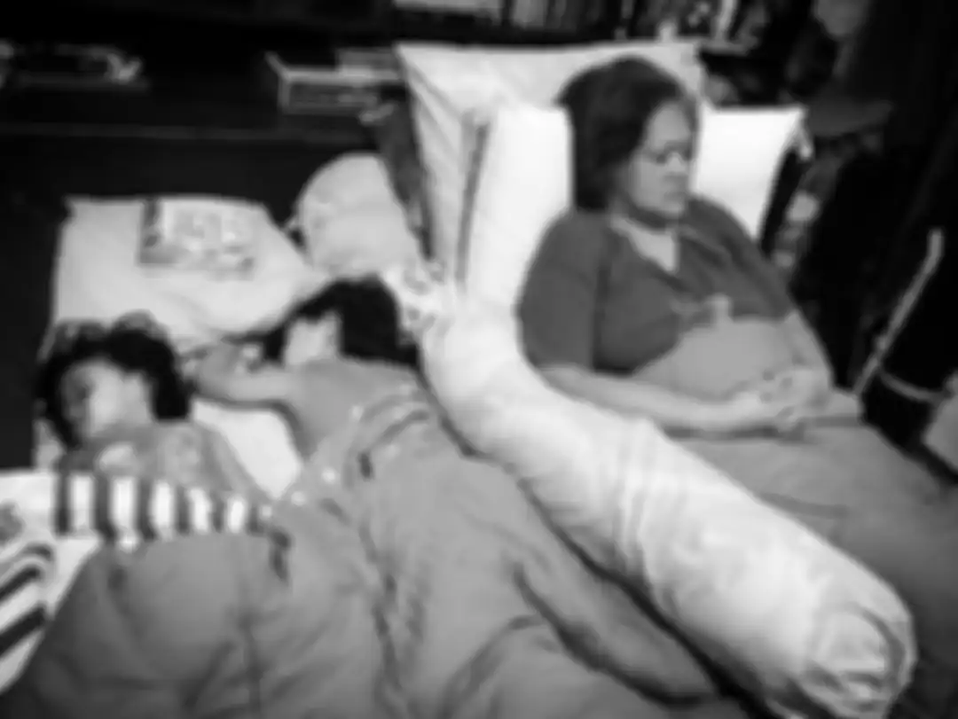 Dalam foto duka itu, anak Indro Warkop tampak memberikan kecupan kepada seorang wanita yang begitu dicintainya. 