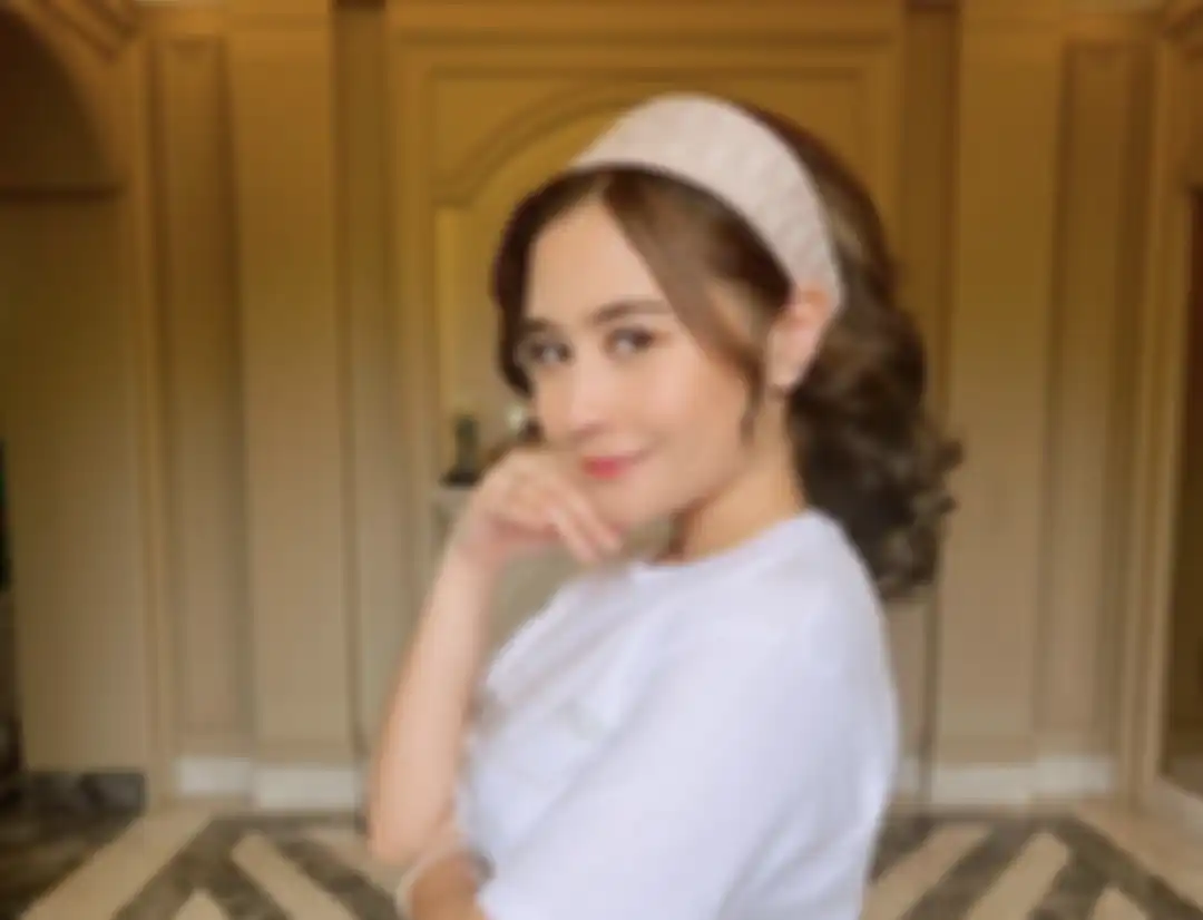 Foto Prilly Latuconsina menandatangani perjanjian sebagai pemilik Persikota Tangerang menjadi sorotan netizen. Melaney Ricardo syok.
