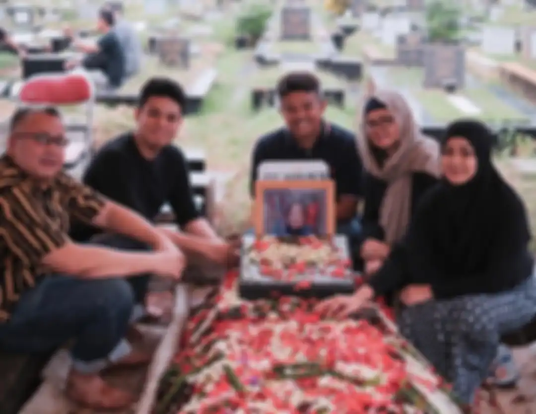 Dua tahun setelah kepergian ibunda, Nirina Zubir kembali dirundung duka. istri Ernest Cokelat tersandung kasus ini hingga masuk kantor polisi.