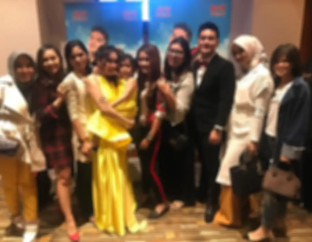 Umi Kalsum, ibunda Ayu Ting Ting menghadiri Gala Premier Film Dimsum Martabak