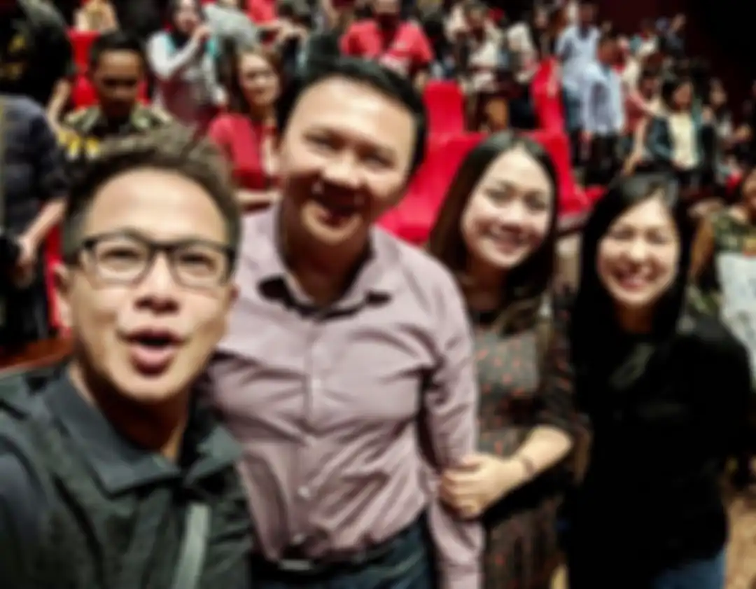 Tampilan Puput Nastiti Devi saat gandeng mesra Ahok
