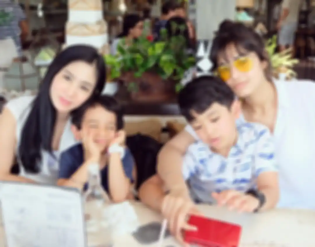 Bunga Zainal dengan 2 anak kandung dan 1 anak sambungnya