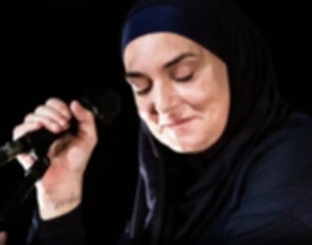 Dalam foto yang beredar, Sinead OConnor terlihat melepas hijab usai sang anak bunuh diri. Dia memakamkan anaknya secara Hindu.