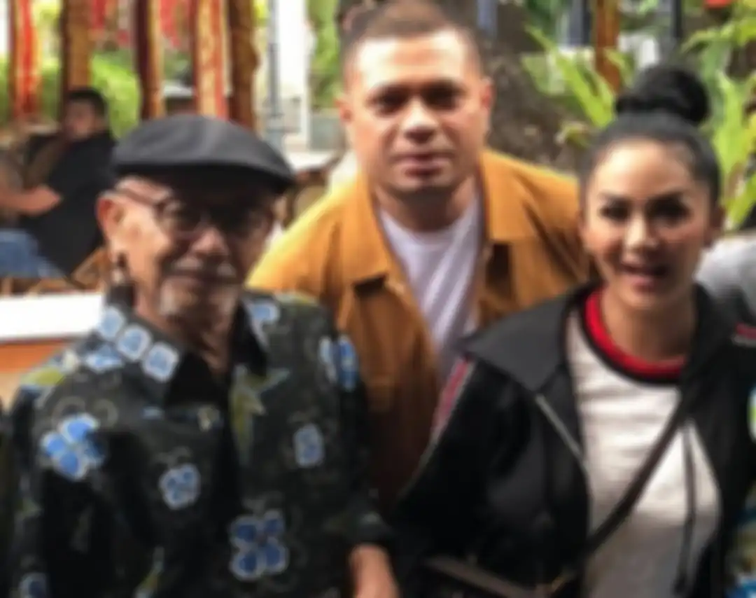 Raul Lemos menangis saat ditinggal pergi orang yang bisa bikin dia tersenyum di depan kamera untuk selamanya. 