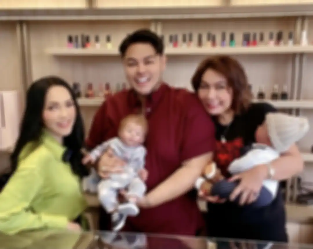 Ivan Gunawan memamerkan foto dua bayi boneka arwah miliknya bersama Futri Harun. Celine Evangelista mengikuti jejak Ivan Gunawan.