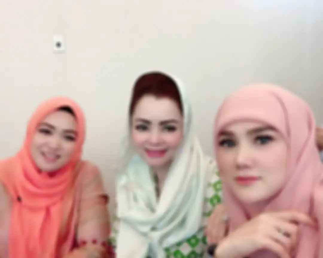 Mulan Jameela tampil dengan model hijab jadul