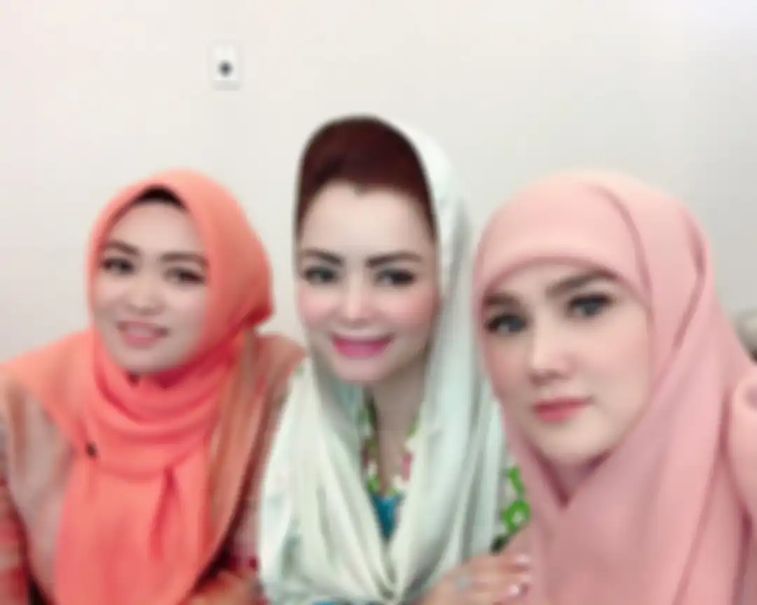 Mulan Jameeela saat mengenakan kerudung model jadul