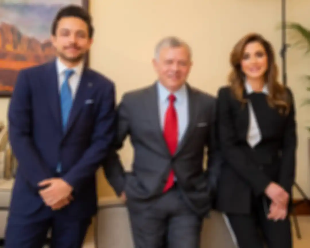 Hussein bin Abdullah bareng sang Ayah, Raja Abdullah II dan sang Ibu, Ratu Rania.