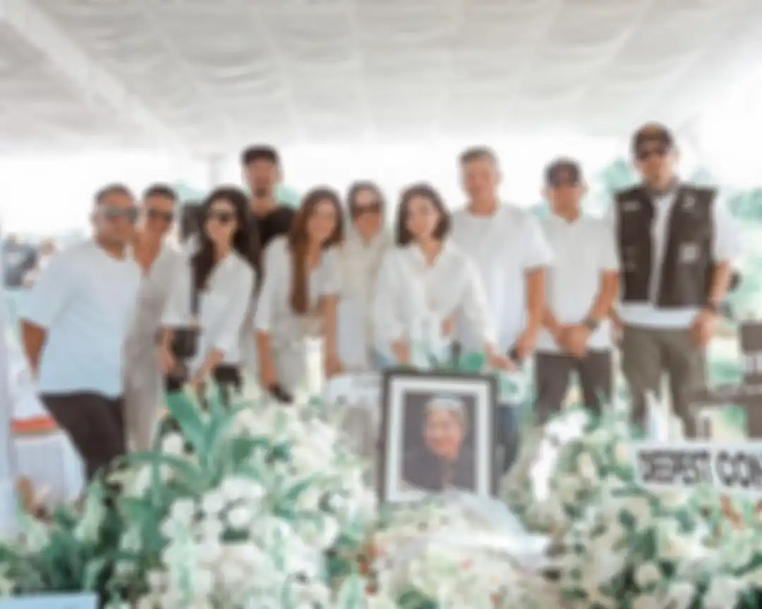 Ini adalah 4 foto Gisella Anastasia atau Gisel yang hadir di pemakaman ibunda Gading Marten, Farida Sabtijastuti pada Senin, 3 Oktober 2022.