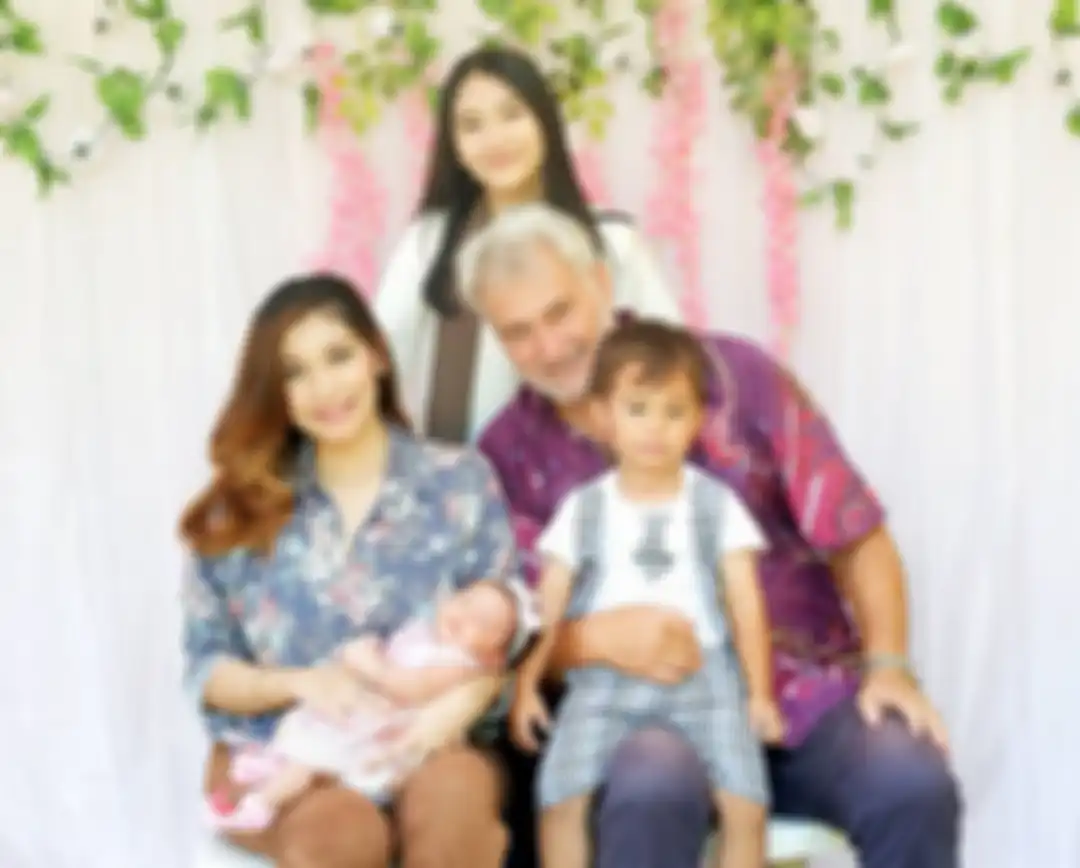 Baby Margaretha bersama suami dan anak-anaknya