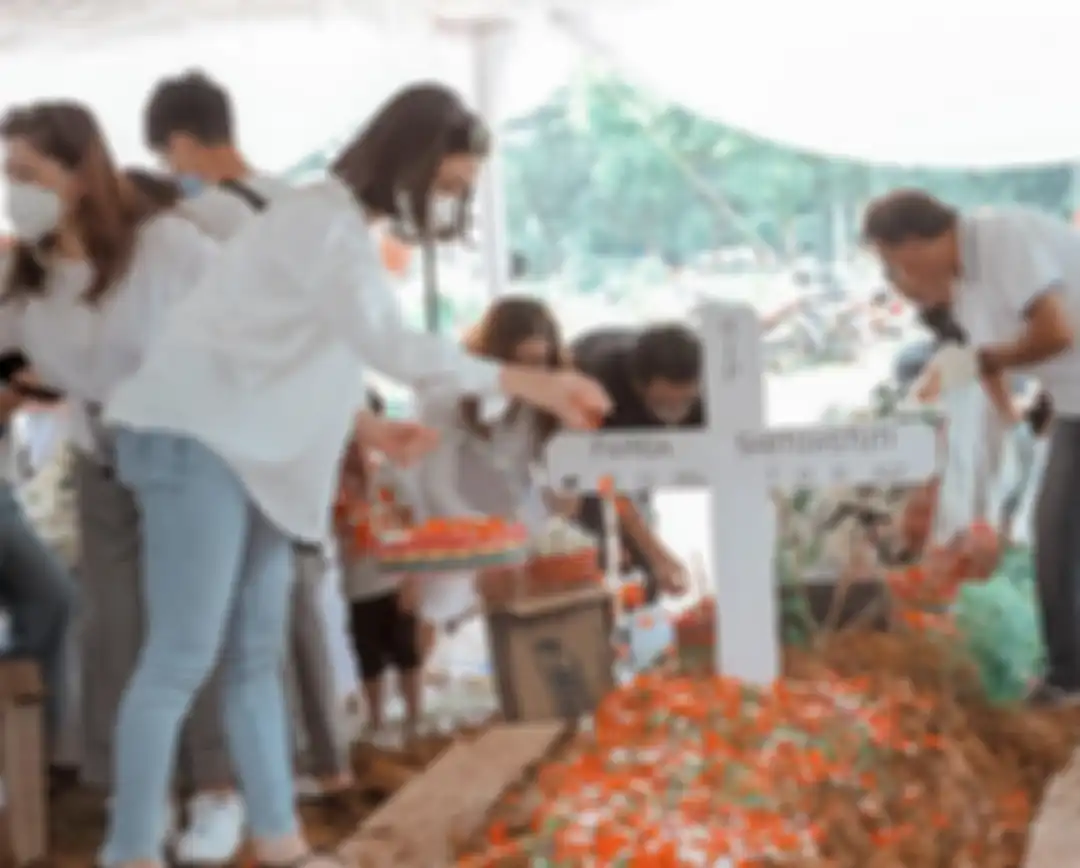 Ini adalah 4 foto Gisella Anastasia atau Gisel yang hadir di pemakaman ibunda Gading Marten, Farida Sabtijastuti pada Senin, 3 Oktober 2022.