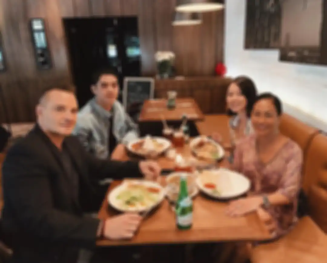 Keluarga Alyssa Daguisse saat makan bersama Al Ghazali