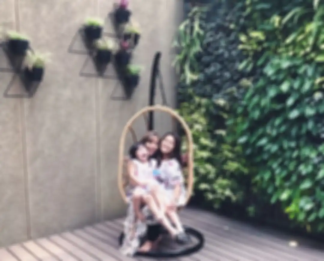 Dari sejumlah sahabat Gisel, ternyata ada seorang teman dekatnya yang sudah dianggap sebagai keluarga sendiri. Foto sahabatnya kerap muncul.