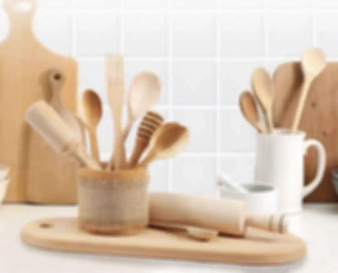 Noda jamur yang menempel di alat dapur kayu hilang dalam sekejap dengan larutan ini. Foto dapur pun makin cantik.