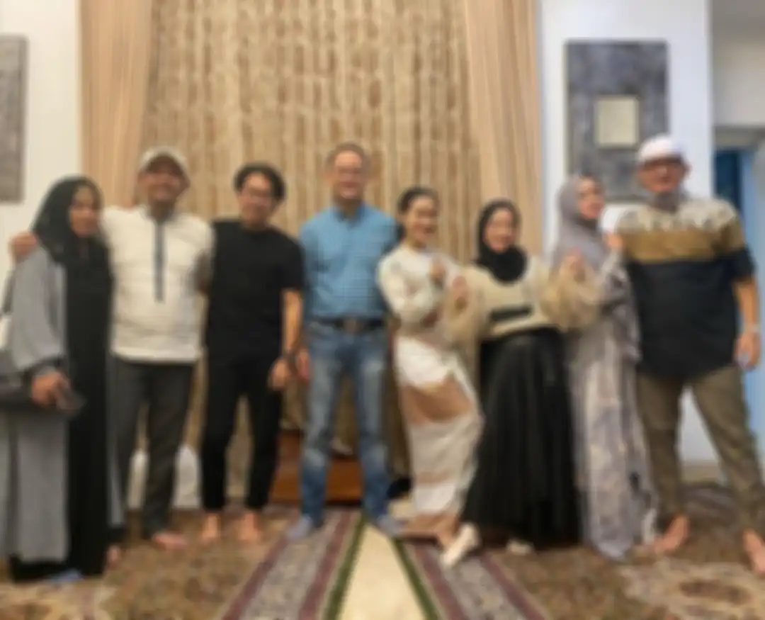 Nissa Sabyan dan Ayus Sabyan berfoto dengan Iis Dahlia