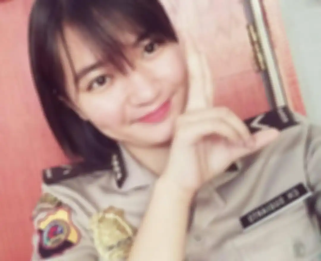 Foto Briptu Christy ikut diburu netizen. Polwa Polresta Manado ini akhirnya ditangkap di tempat ngumpetnya yang tak diduga ini. 