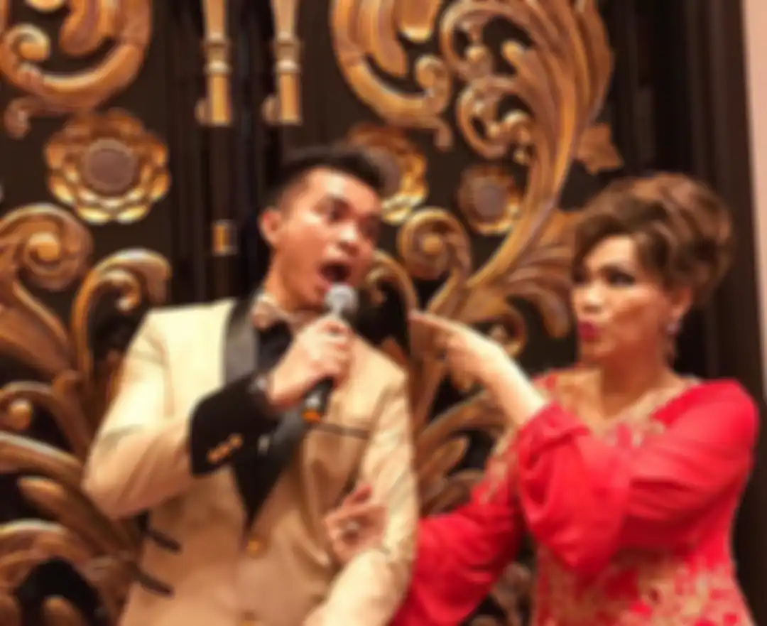  Foto Dorce Gamalama menjadi ratu panggung di berbagai acara nikahan muncul di media sosial. Tapi, kini dunia berputar dengan cepat.