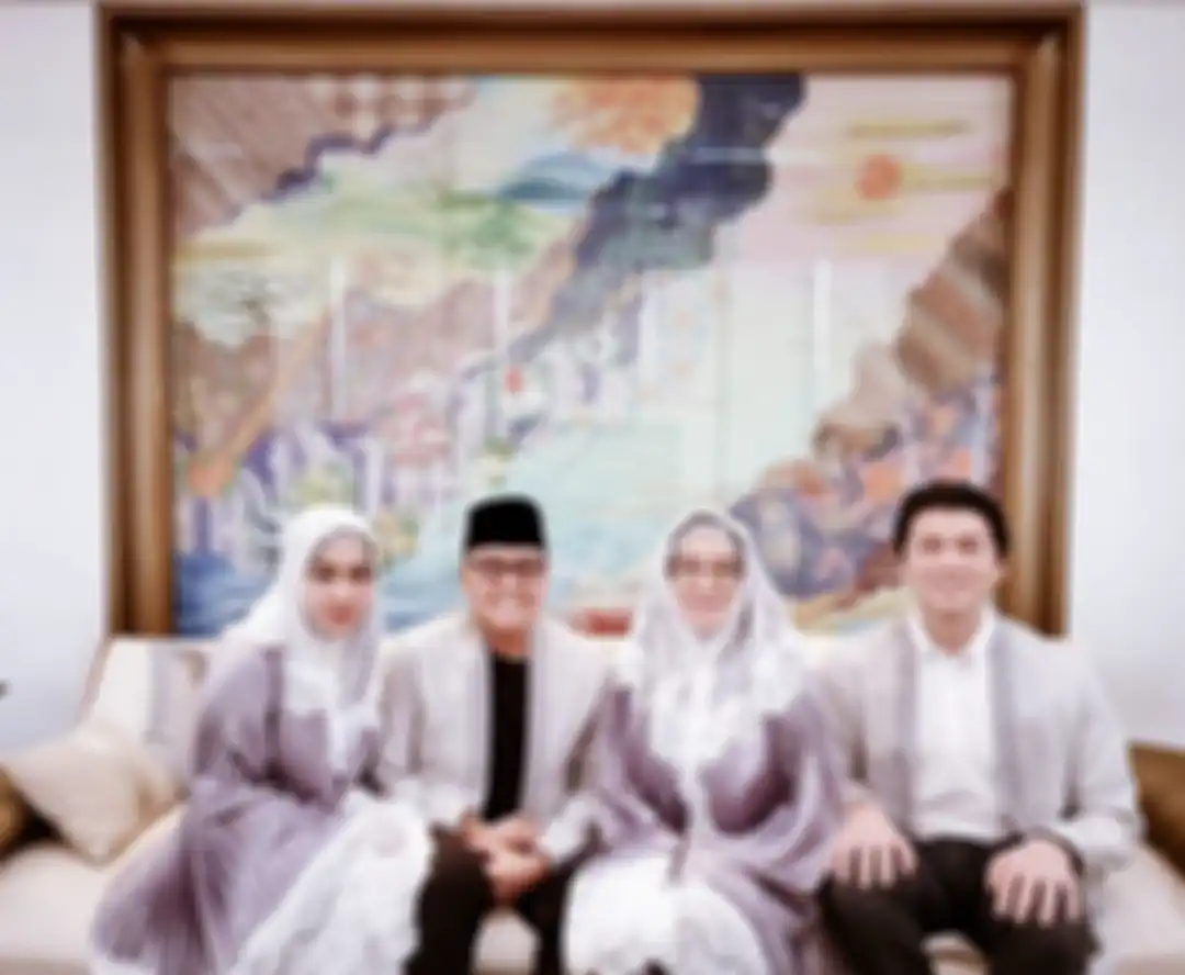 Syahrini bersama keluarga sang suami