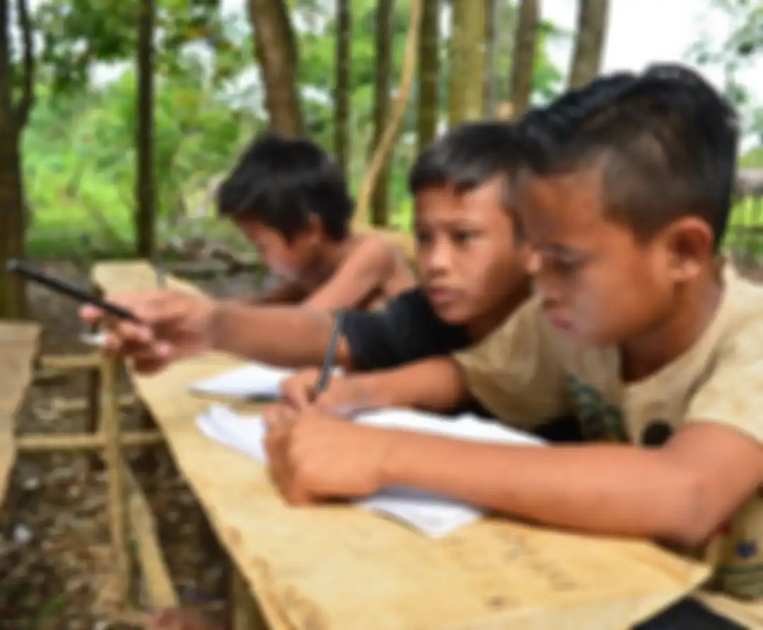 Anak-anak Suku Anak Dalam atau Orang Rimba saat belajar baca tulis dan berhitung. Orang Rimba menguburkan uang Rp 1,5 miliar di dalam tanah hutan gegara alasan ini. 
