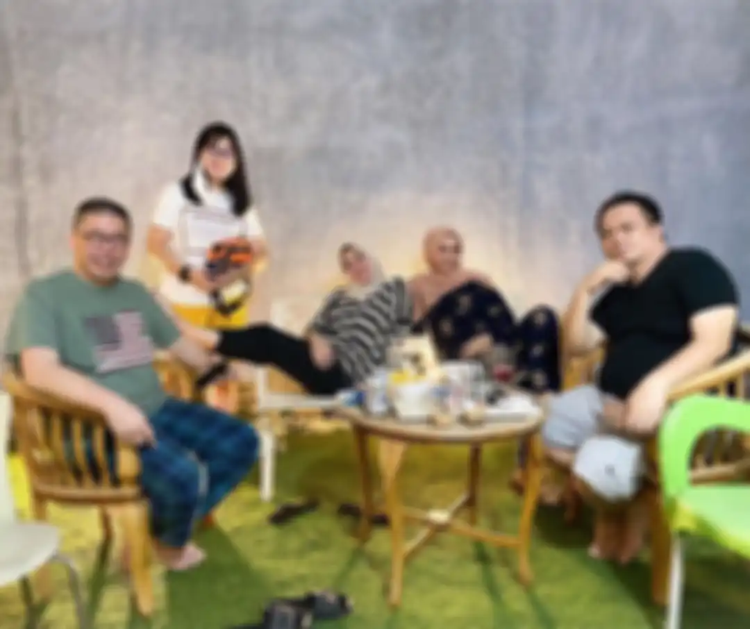 Rieta Amilia hanya mengunggah foto bareng kedua anaknya di hari ulang tahun. Suaminya sudah jarang terlihat bersama di foto.