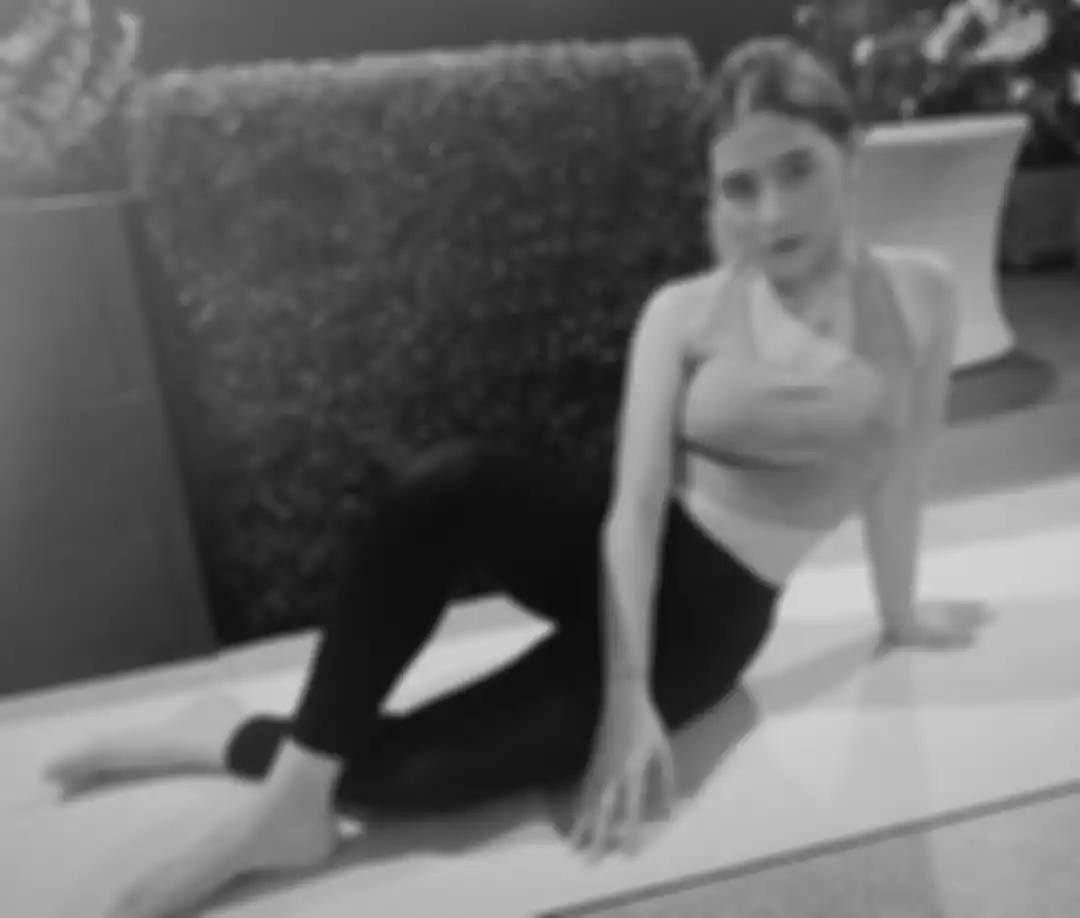 Penampilan rumahan Prilly Latuconsina yang seksi