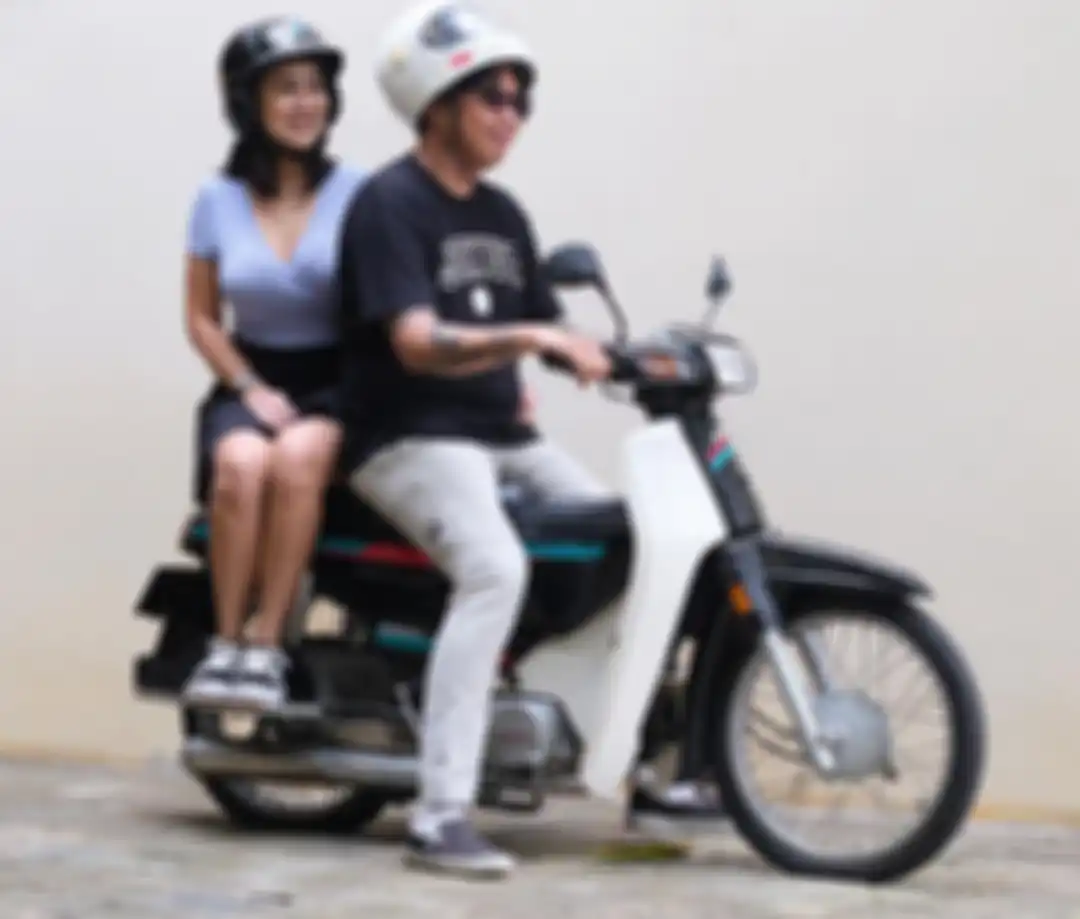 Foto Gofar Hilman bersama Tante Ernie di atas motor Hinda Astrea Grand. Gofar Hilman bikin heboh dengan mengunggah foto peluk Luna Maya di atas motor lawas Honda Astrea Grand.