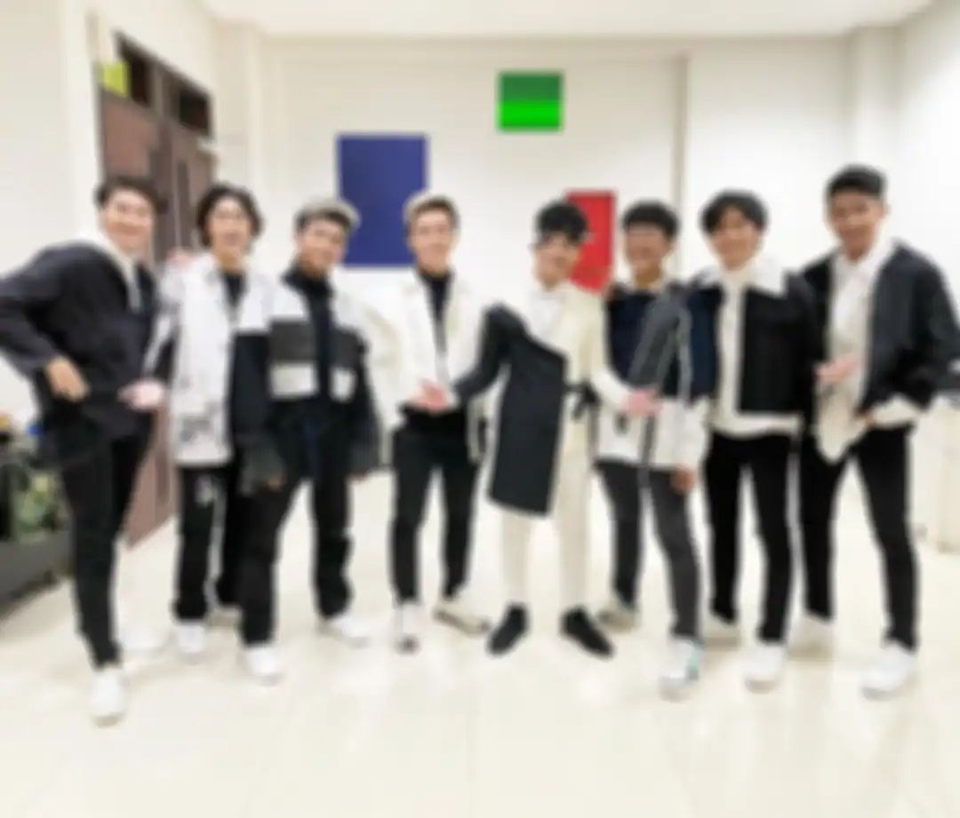 Fashion hitam putih UN1TY