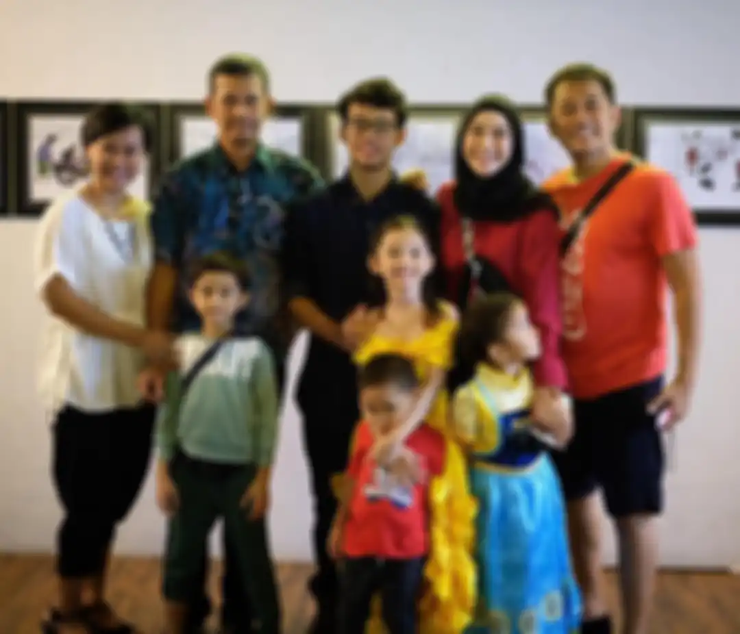 Zaskia Adya Mecca dan keluarga mantan istri Hanung Bramantyo, Yanesthi Hardini, saat pameran akhir putra sulung Hanung.