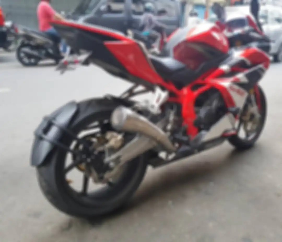 Ilustrasi Mud guard terpasang berdampingan dengan tail tidy di Honda CBR250RR