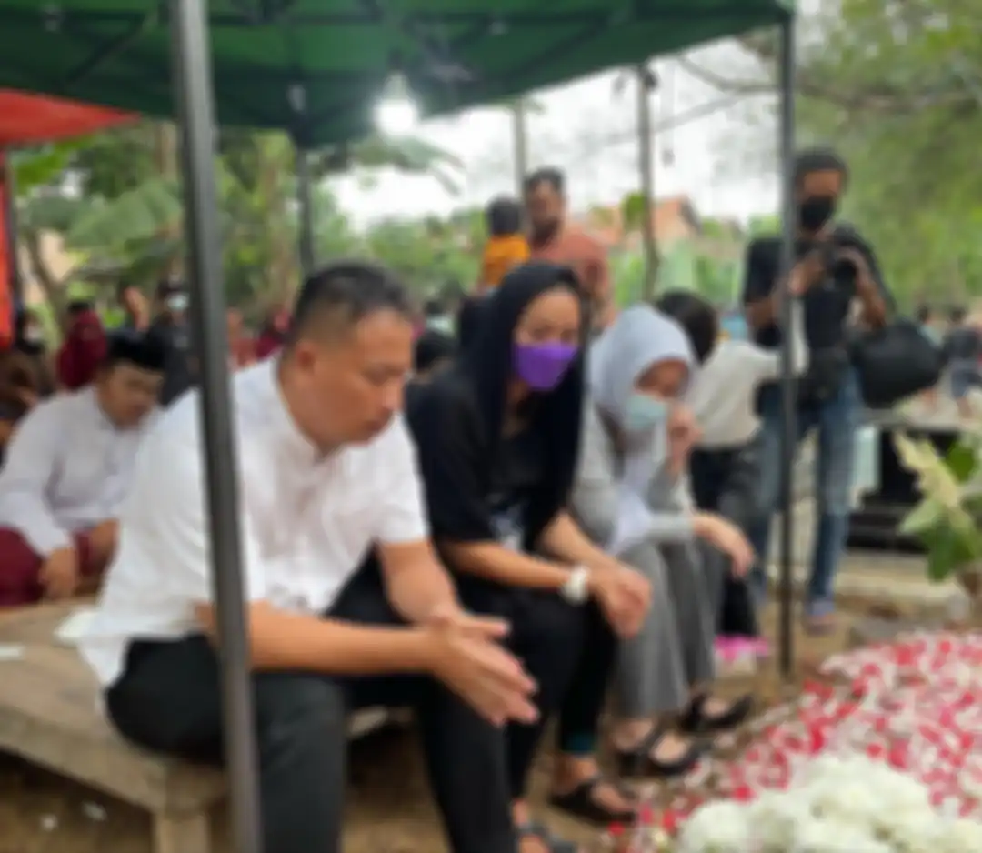 Foto Kalina Ocktaranny yang tertimpa musibah sudah membuat Iis Dahlia syok. Dia menuliskan pesan kepada istri Vicky Prasetyo.