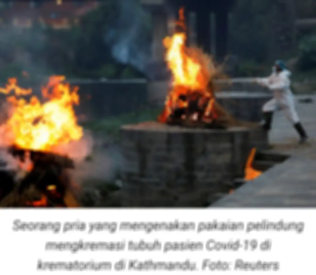 Seorang petugas medis melakukan kremasi.