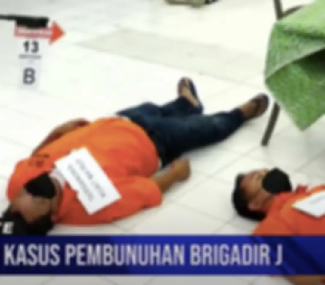 Putri Candrawathi lakoni adegan begini di kamar dalam rekonstruksi. Tudingan hubungan dengan Kuat Maruf viral. 