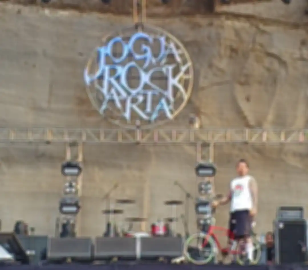 Drummer Jerinx SID naik Low Rider ke atas panggung JogjaROCKarta 2022.