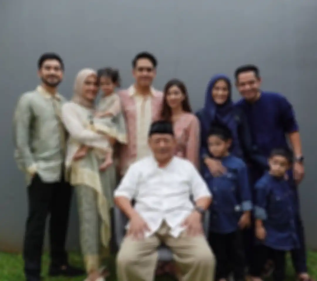 Kakak Alyssa Soebandono, Ananda (tengah belakang), memutuskan pindah agama meski mendapat tantangan keras dari keluarganya.