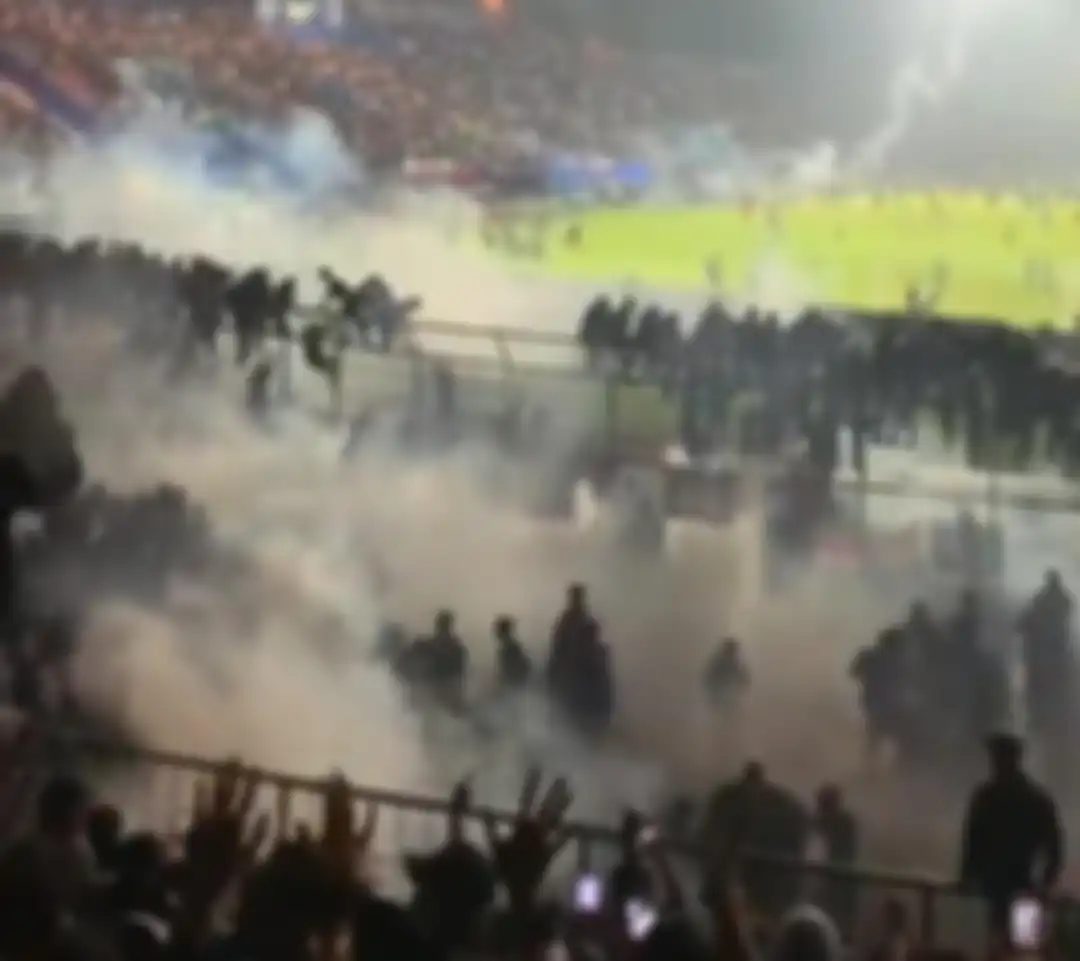 Rupanya sosok ini yang pertama turun ke lapangan hingga memicu kerusuhan di Stadion Kanjuruhan. Foto wajahnya terekam kamera.