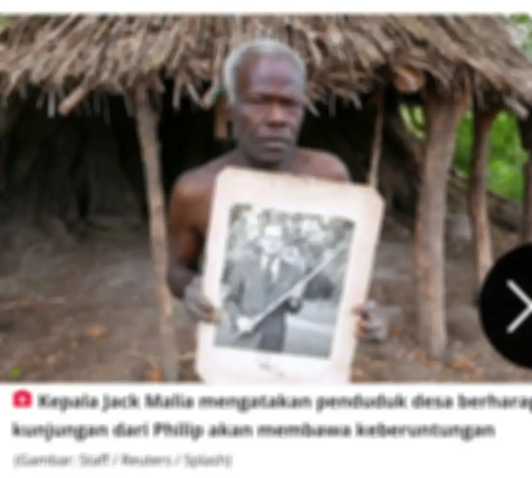 Penduduk Vanuatu memamerkan foto Pangeran Philip yang mereka sembah sebagai Tuhan.