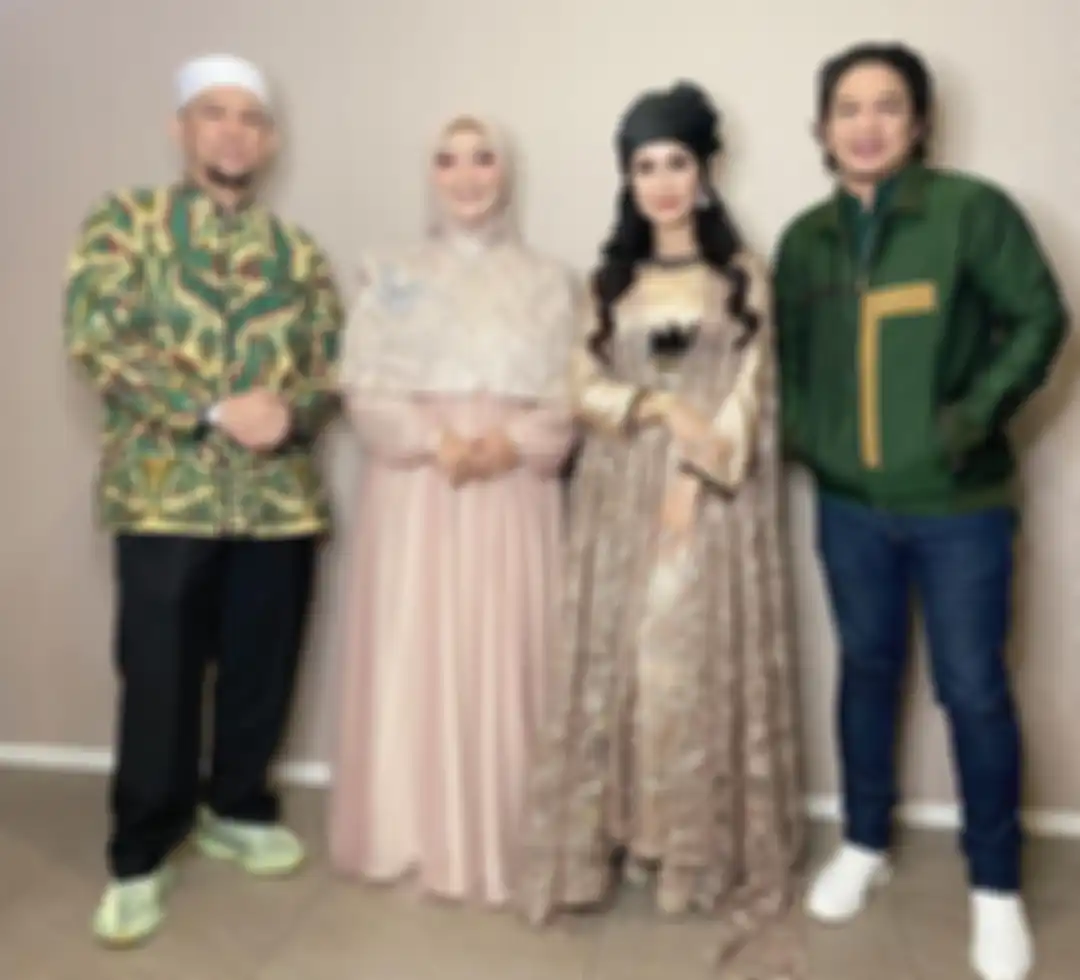 Foto Iis Dahlia bersama Pasha Ungu. Iis Dahlia mengunggah foto dirinya dengan rambut baru. Sontak, Soimah ikut berkomentar. 