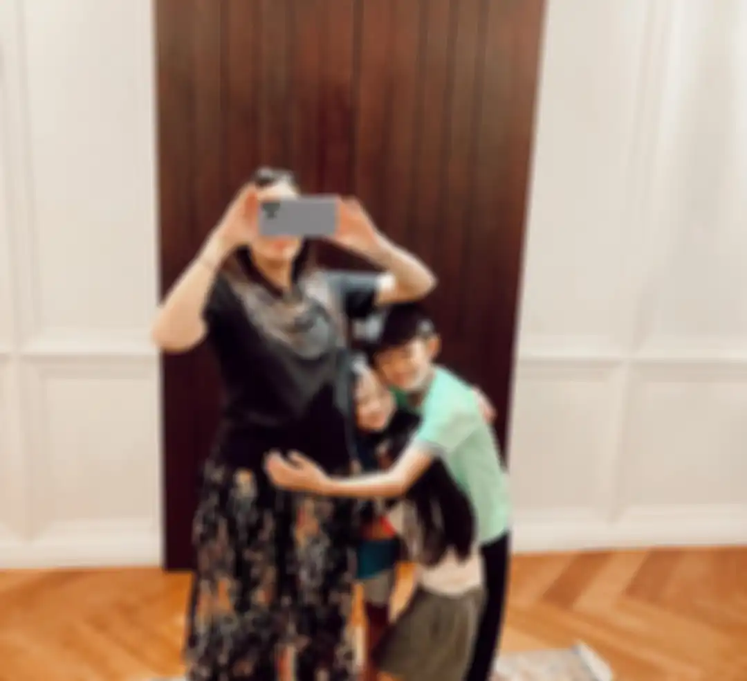 Menantu SBY mengunggah foto pelukan dengan ketiga anaknya. Tubuh Aliya Rajasa tak lagi sempurna. Dia meminta doa perlindungan.