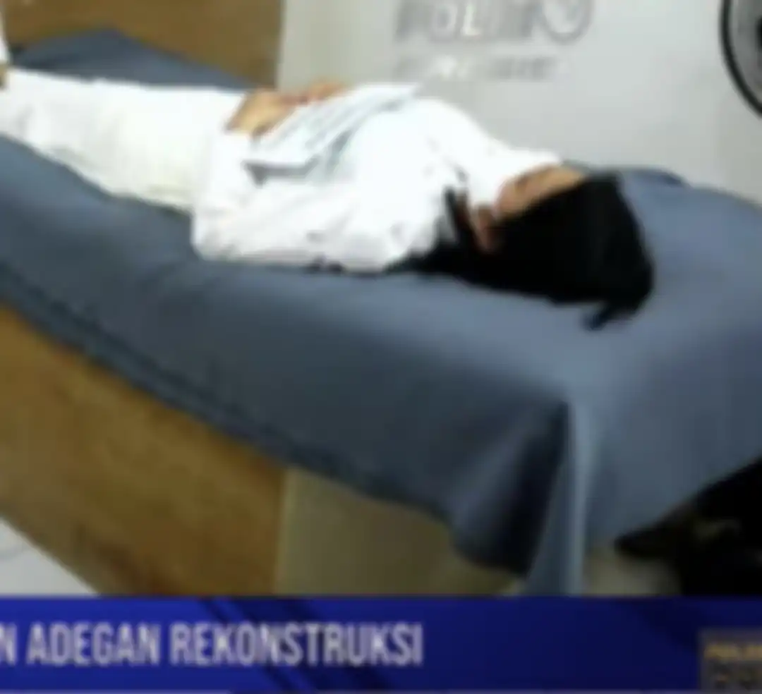 Putri Candrawathi lakoni adegan begini di kamar dalam rekonstruksi. Tudingan hubungan dengan Kuat Maruf viral. 