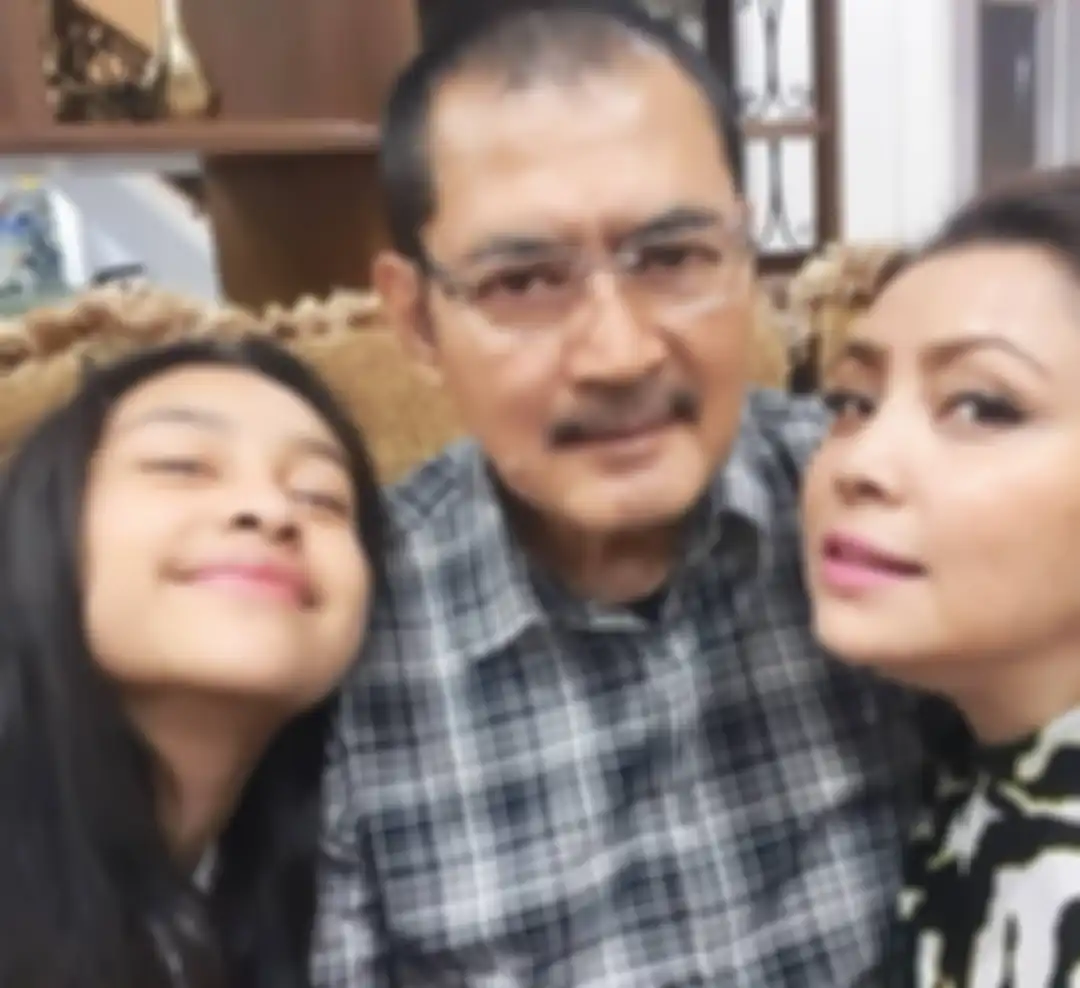 Kedekatan Kiran dengan ayah dan ibunya yang diunggah di media sosial Mayangsari