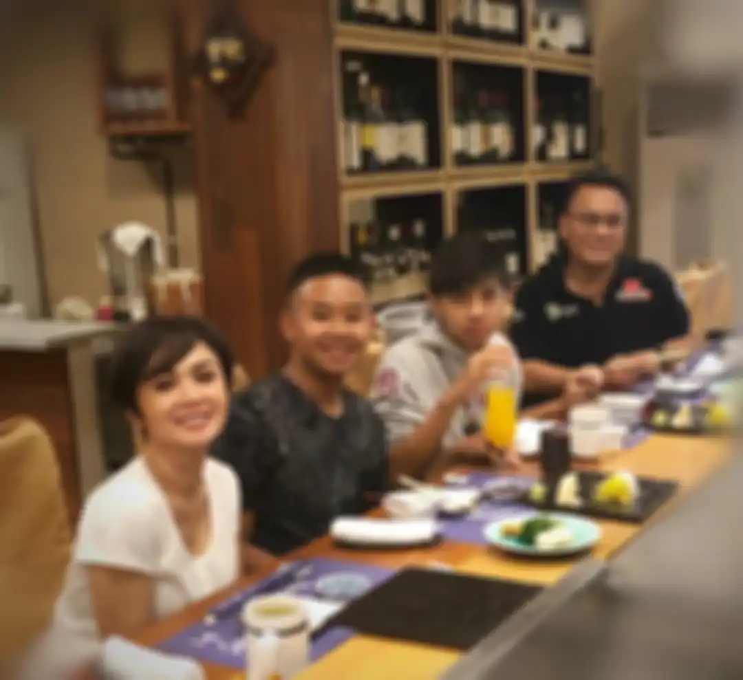 Yuni Shara dan suami dari pernikahan keduanya, Henry Siahaan, masih menjaga hubungan baik demi kedua anak mereka.