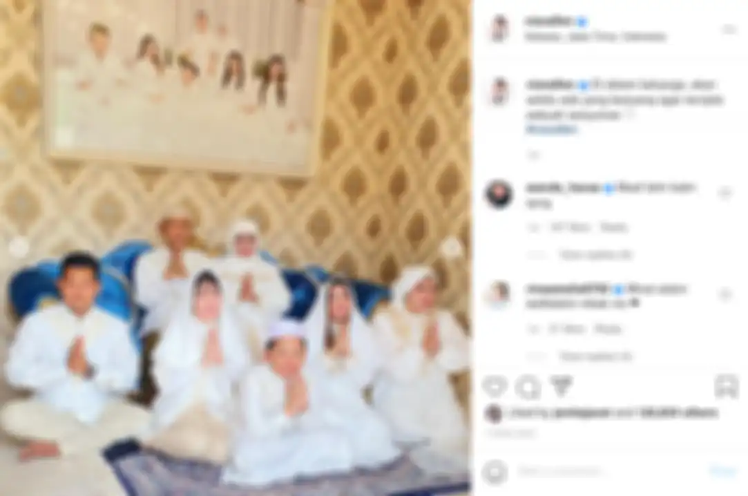 Bernuansa mewah, ini penampakkan area ruang tamu dari rumah artis Via Vallen yang jadi tempat foto bersama keluarga saat lebaran.