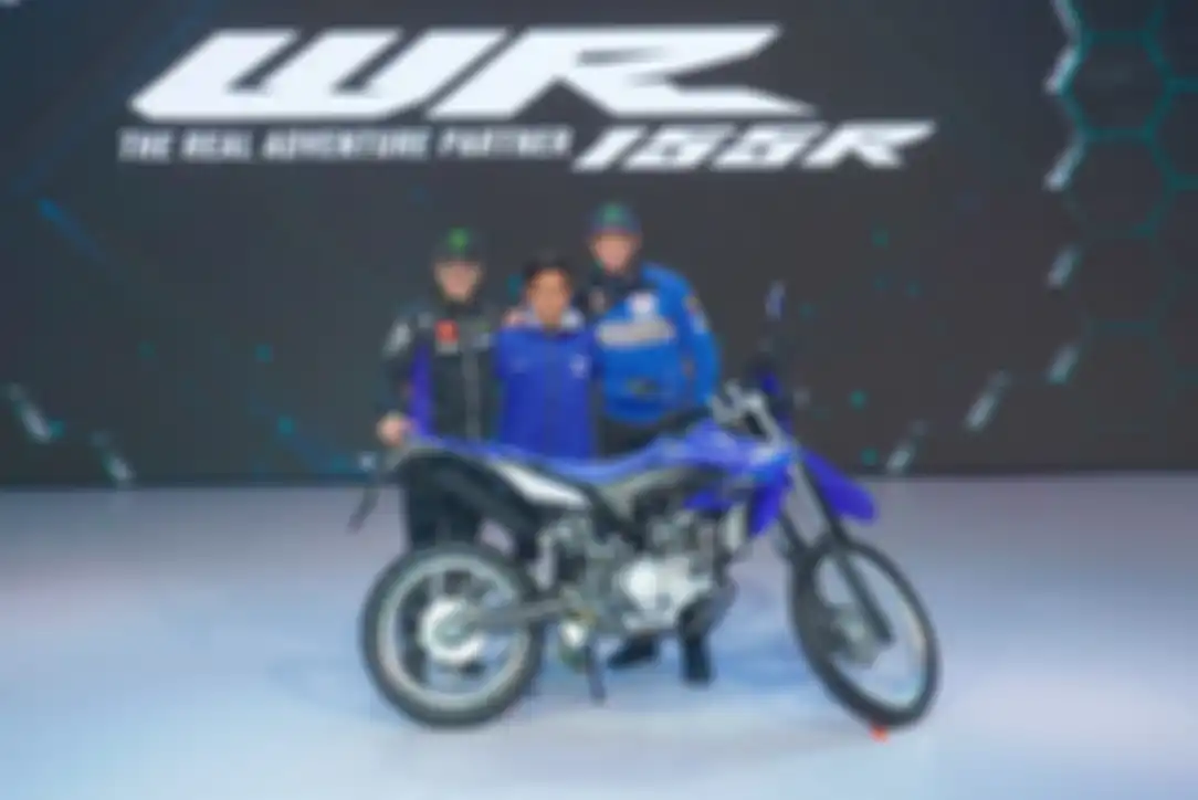 Maverick Vinales, Galang Hendra, dan Michael Van Der Mark bersama Yamaha WR155R
